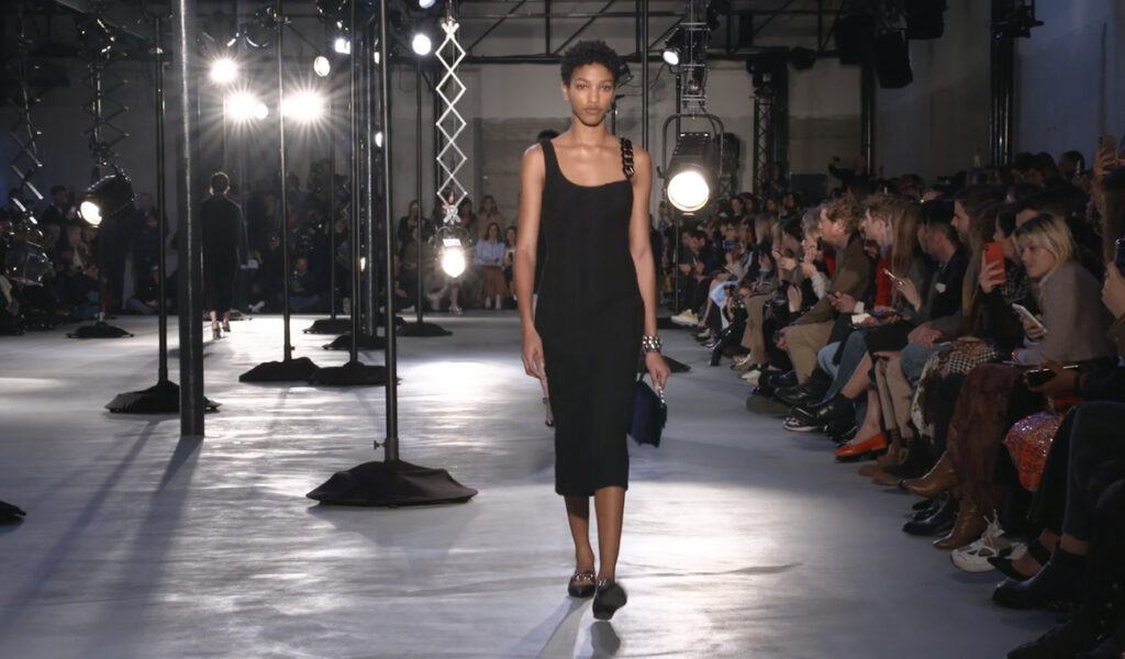 Black evening dress with a sholder chain. Chic Winter Looks by Alessandro Dell'Acqua and N21 Fall Winter 2020