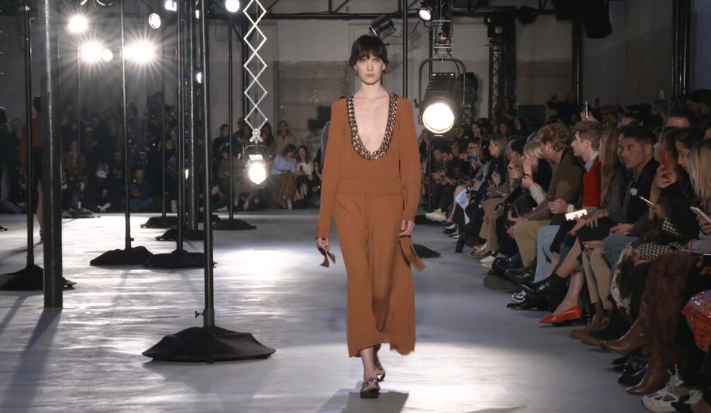 Casual o neck brown dress. Chic Winter Looks by Alessandro Dell'Acqua and N21 Fall Winter 2020
