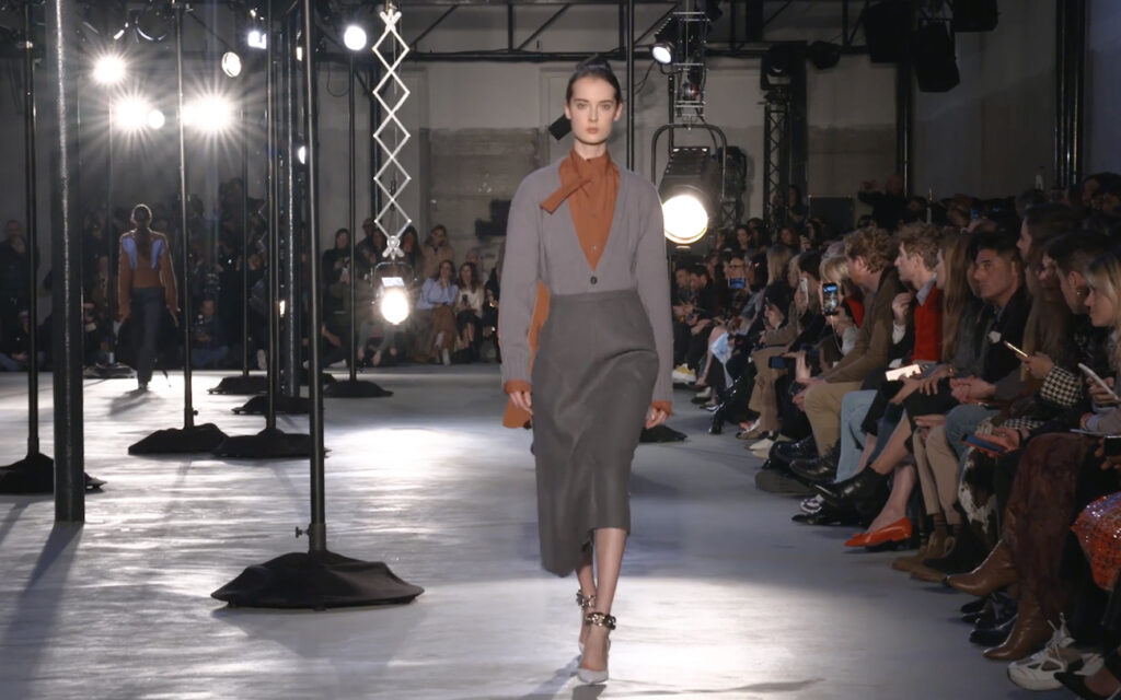Outfit with a stunning leather skirt in gray, a gray pullover and a brown shirt. Chic Winter Looks by Alessandro Dell'Acqua and N21 Fall Winter 2020