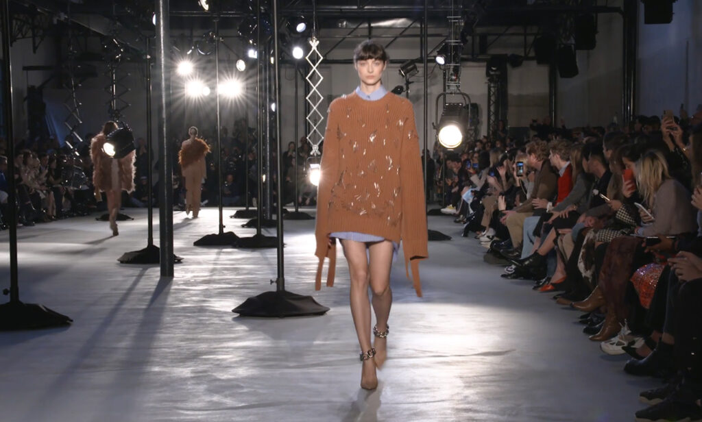 Stunning brown pullover with metalic decorations. Chic Winter Looks by Alessandro Dell'Acqua and N21 Fall Winter 2020