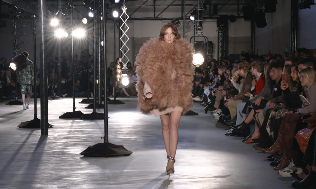 A top made of feathers painted in beige. Chic Winter Looks by Alessandro Dell'Acqua and N21 Fall Winter 2020