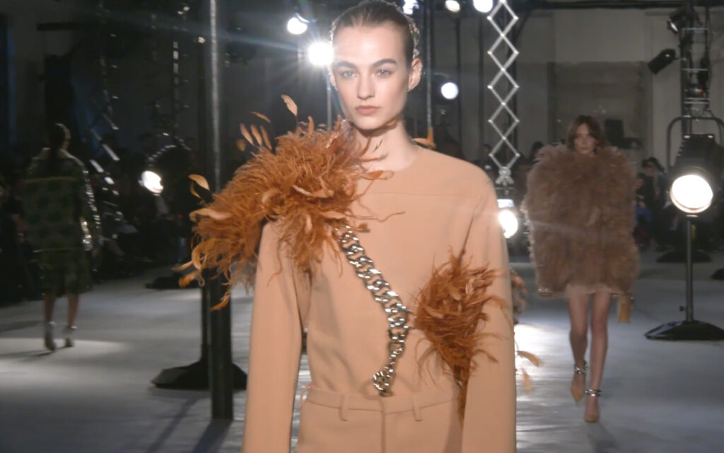 Beige jumpsuit with chains and brown feathers decorations close-up shot. Chic Winter Looks by Alessandro Dell'Acqua and N21 Fall Winter 2020