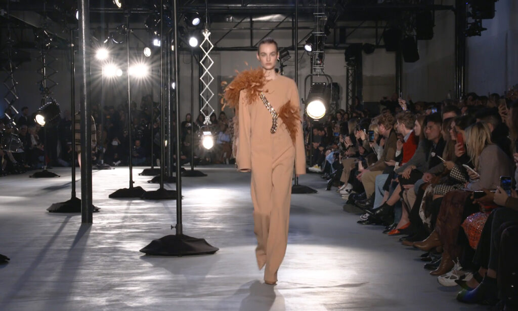Beige jumpsuit with chains and brown feathers decorations. Chic Winter Looks by Alessandro Dell'Acqua and N21 Fall Winter 2020