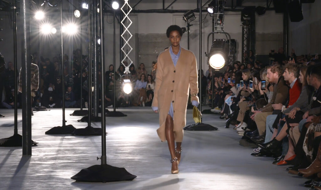 Long Biege coat made of fur and a light blue shirt, overall an amazing winter outfit. Chic Winter Looks by Alessandro Dell'Acqua and N21 Fall Winter 2020