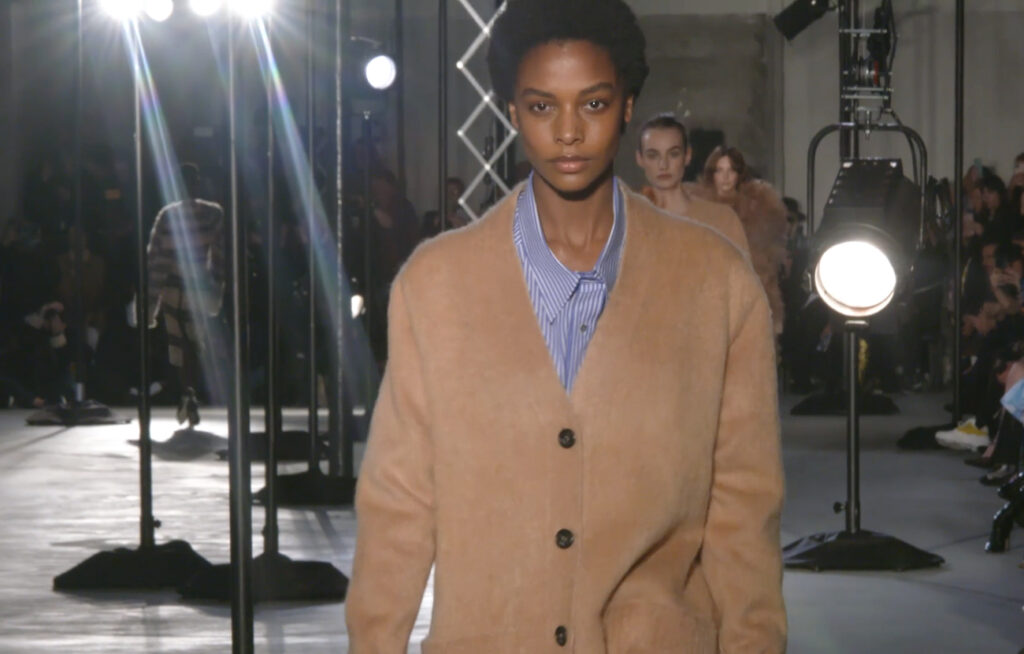 Close-up shot of a Long Biege coat made of fur and a light blue shirt, overall an amazing winter outfit. Chic Winter Looks by Alessandro Dell'Acqua and N21 Fall Winter 2020