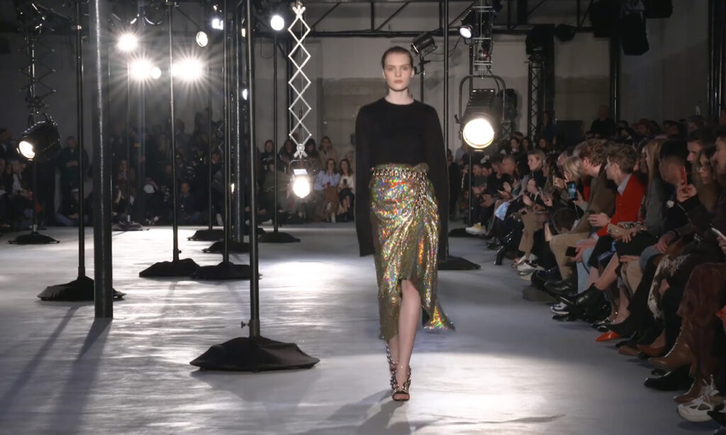 A beutiful winter outfit with a black pullover and a metallic gold skirt. Chic Winter Looks by Alessandro Dell'Acqua and N21 Fall Winter 2020