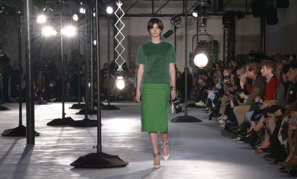 Beutiful Model green short sleeve pullover with a long green skirt outfit. Chic Winter Looks by Alessandro Dell'Acqua and N21 Fall Winter 2020
