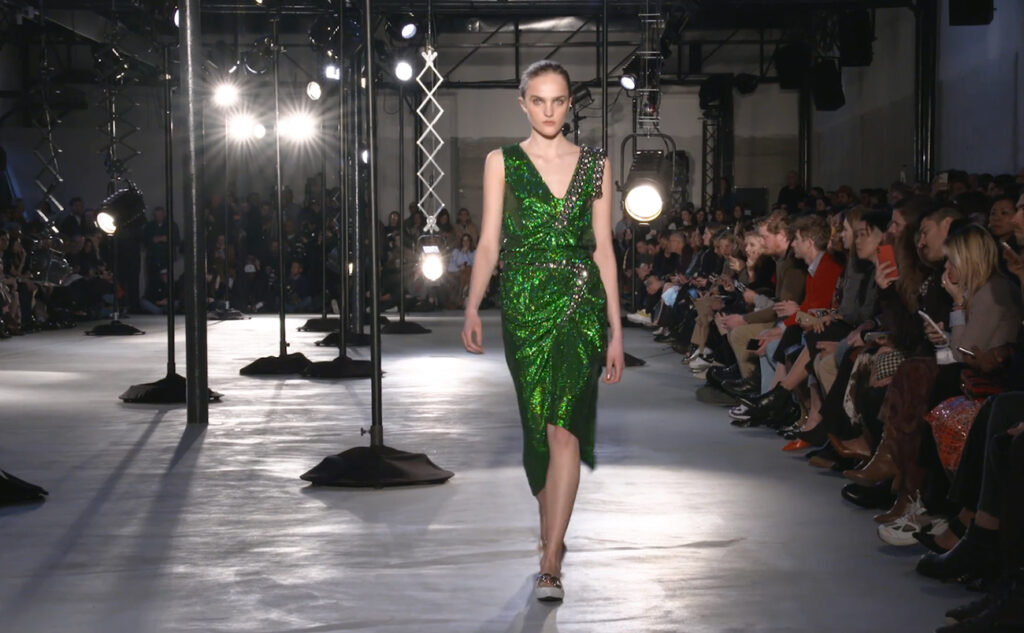 Stunning metallic emerand green dress. Chic Winter Looks by Alessandro Dell'Acqua and N21 Fall Winter 2020