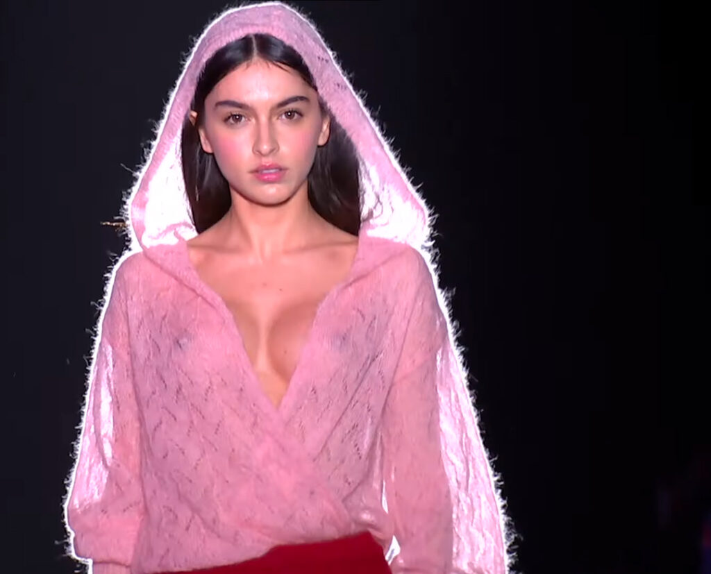 Stylish pink sweater with a hood by VÚ Barcelona Fall Winter 2020 Collection and Joaquín Verdú's beautiful knitwear