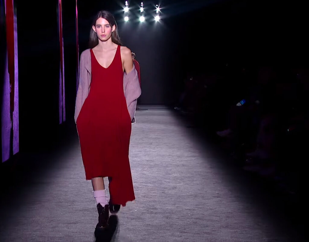 Stunning red knitwear dress by VÚ Barcelona Fall Winter 2020 Collection and Joaquín Verdú's beautiful knitwear