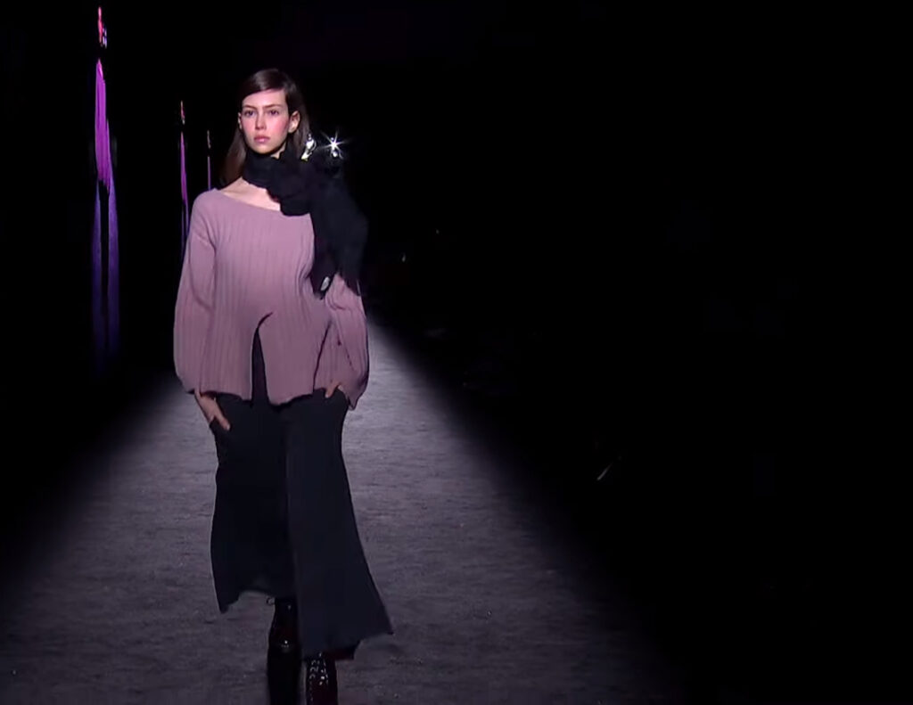 Lovely outfit in pink and dark gray by VÚ Barcelona Fall Winter 2020 Collection and Joaquín Verdú's beautiful knitwear