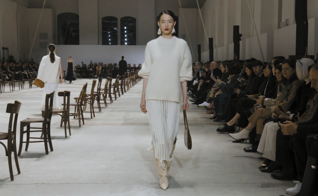 Luxurious off-white cashmere top winter look. Refined Design with Jil Sander Fall Winter 2020