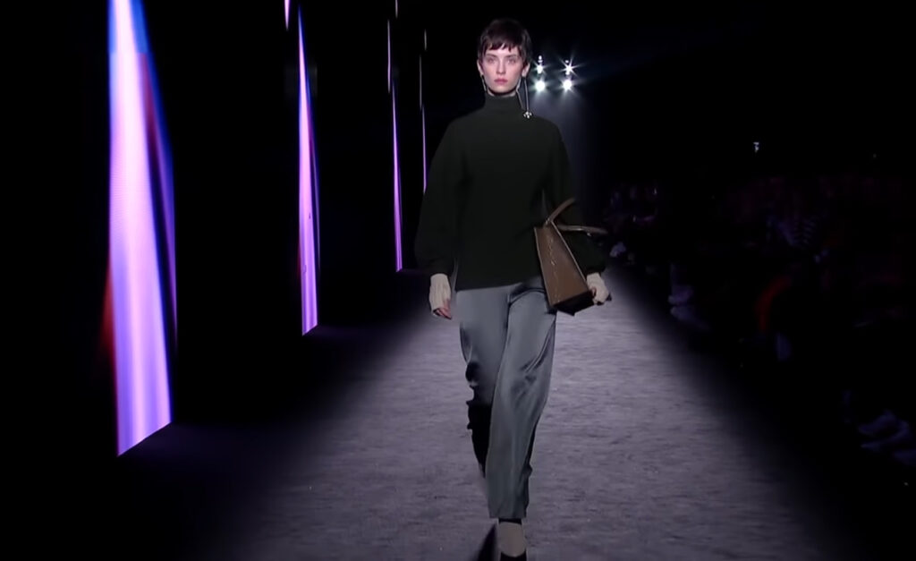 Nice dark green winter top, and casual grey pants. Harmony and Beauty from Barcelona with Naulover Fall Winter 2020/ 2021
