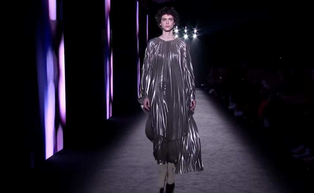 Futuristic silver outfit for the runway. Harmony and Beauty from Barcelona with Naulover Fall Winter 2020/ 2021