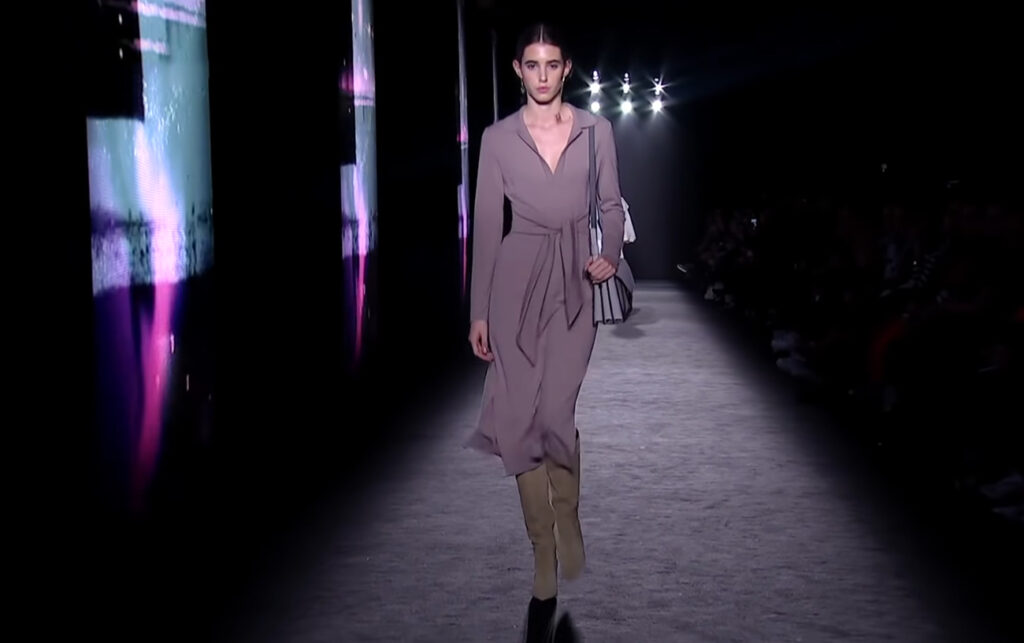 Stylish outfit in dark grey for the winter. Harmony and Beauty from Barcelona with Naulover Fall Winter 2020/ 2021